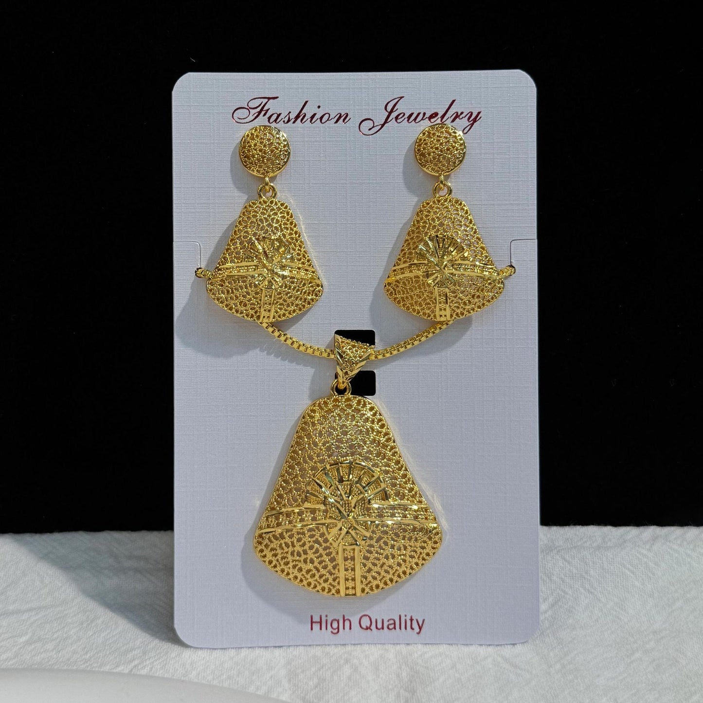 Retro Hollow Light Luxury Gold Love Plated Ethnic Jewelry Set