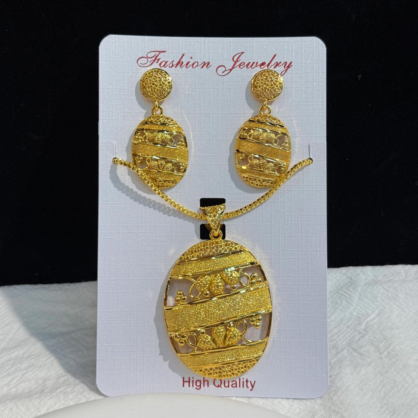 Retro Hollow Light Luxury Gold Love Plated Ethnic Jewelry Set