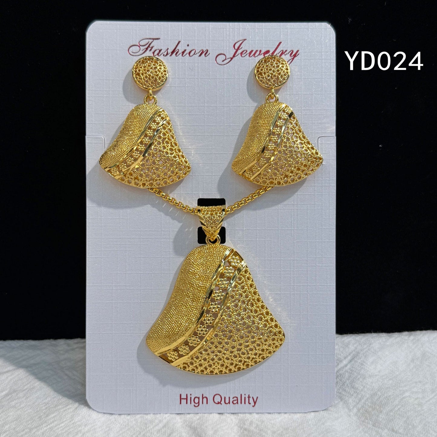 Retro Hollow Light Luxury Gold Love Plated Ethnic Jewelry Set