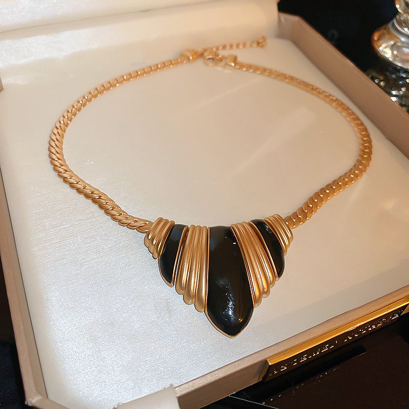 Women's Vintage Court Style Clavicle Chain Light Jewelry Set