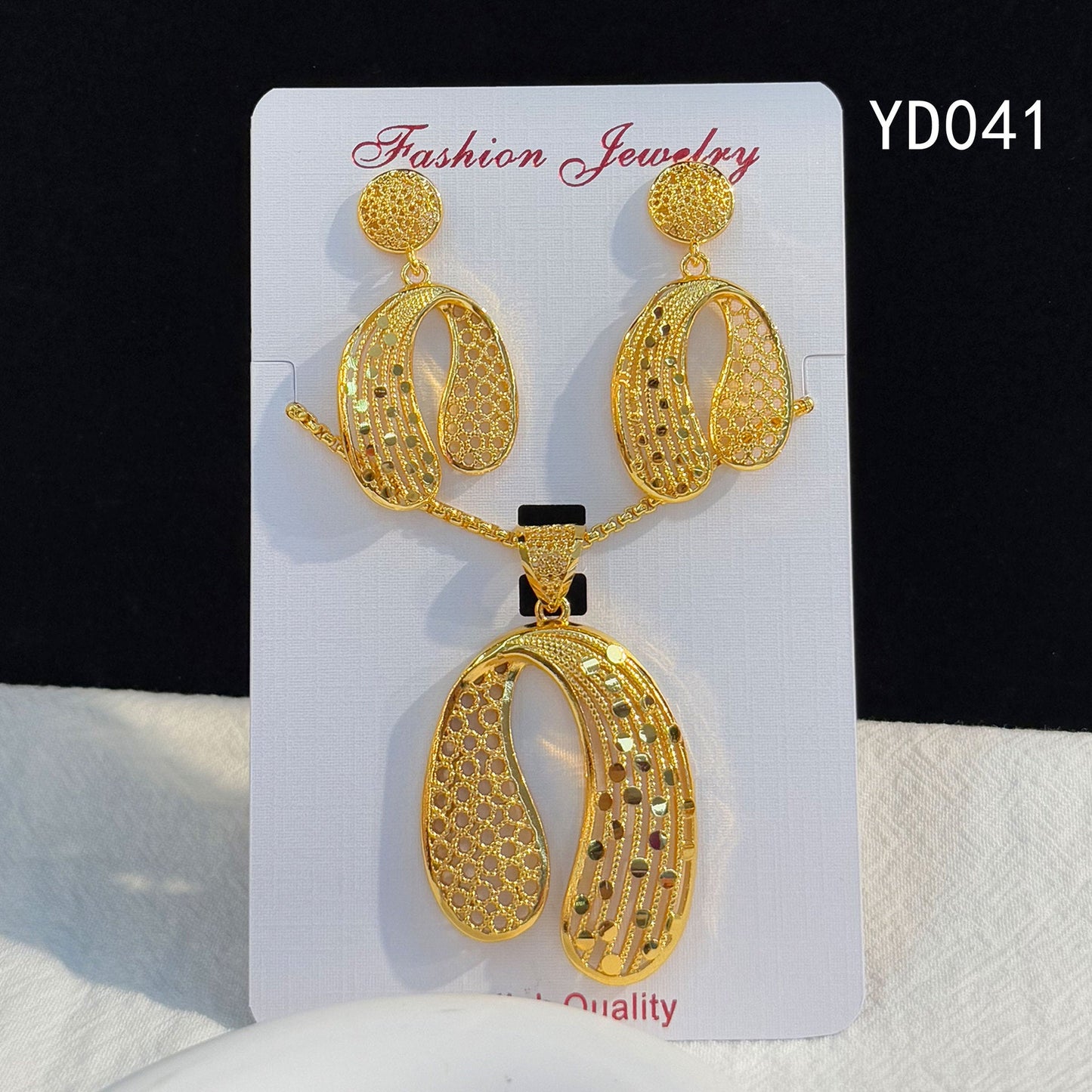 Retro Hollow Light Luxury Gold Love Plated Ethnic Jewelry Set